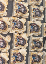 Load image into Gallery viewer, Stone mini icons or custom request  - bombonieri